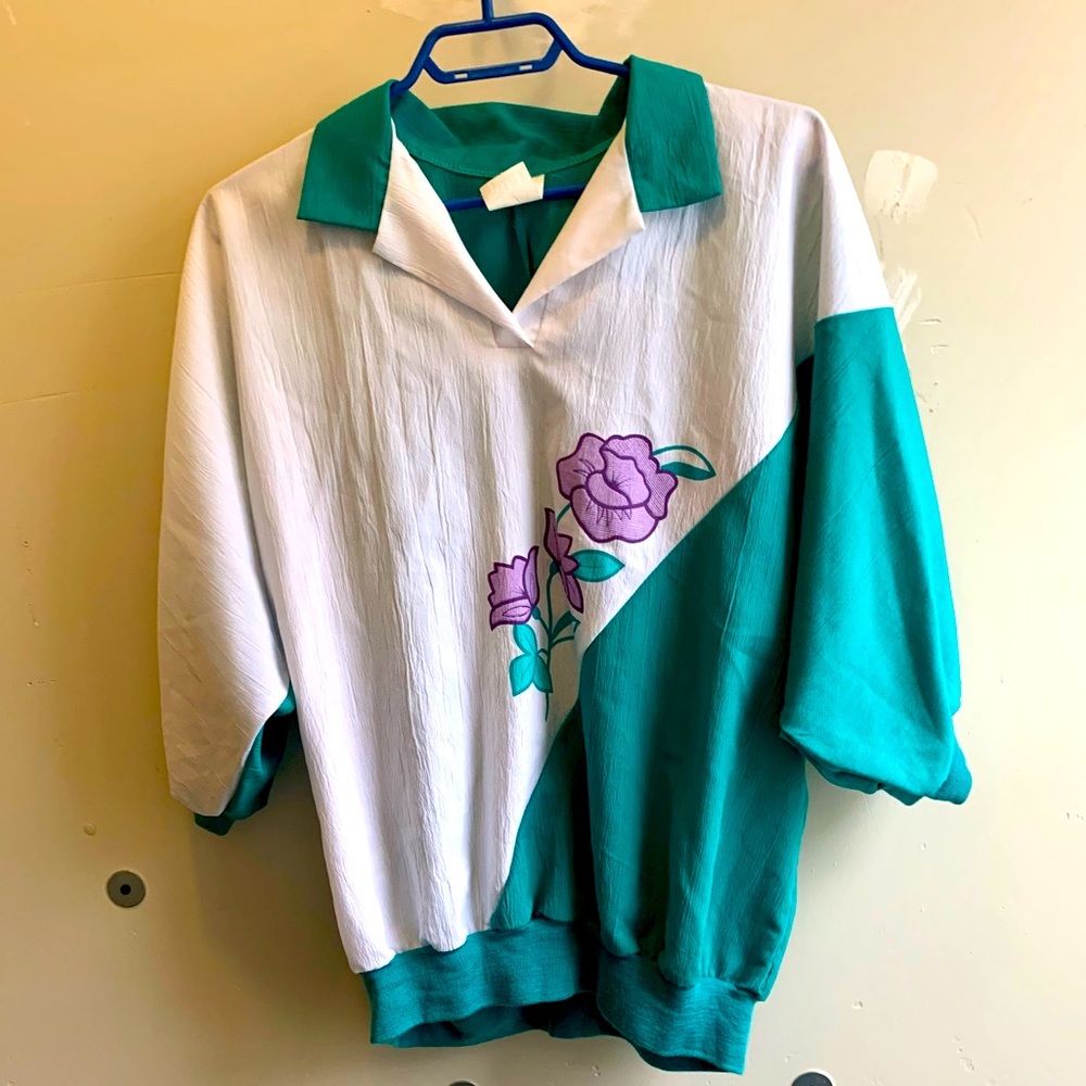 Vintage top with floral detail 🦋